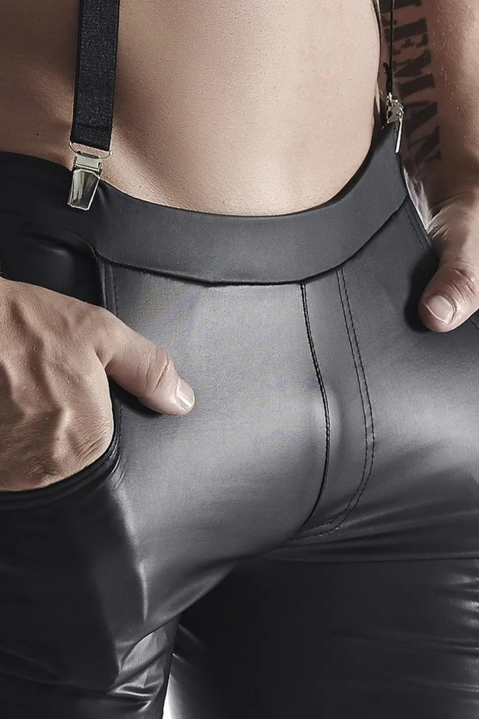 Bermuda Short mit Hosenträgern und seitlicher Beinschnürung und aufklapbarem Hinterteil schwarz