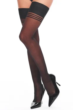 Halterlose Strümpfe mit Streifen