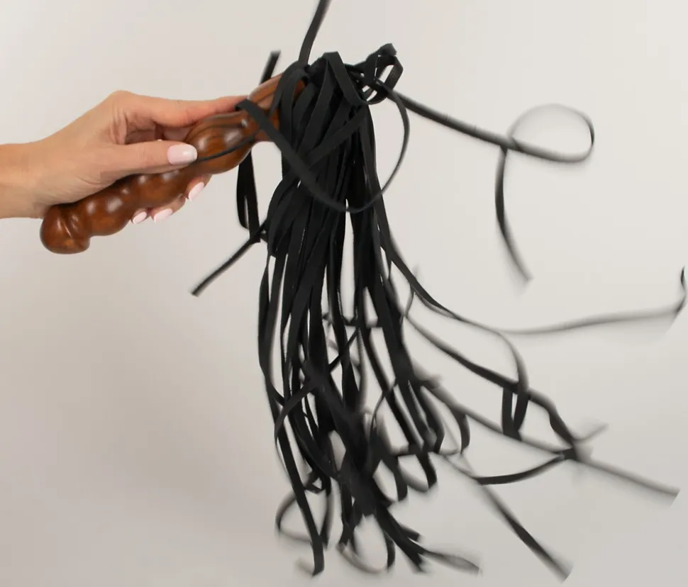 Leder Flogger mit Holzgriff